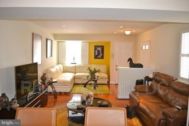 Building Photo - 4115 S Four Mile Run Dr