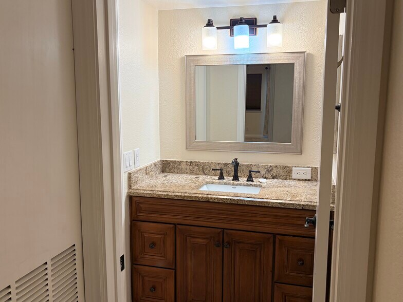 Building Photo - 653 Oak Run Trl