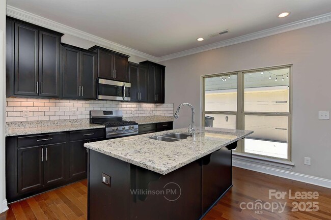 Building Photo - 8765 Aspinwall Dr