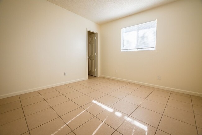 Building Photo - 3 Bedroom, 2 Bath Home, 1 Car Garage, Large Fenced Yard!