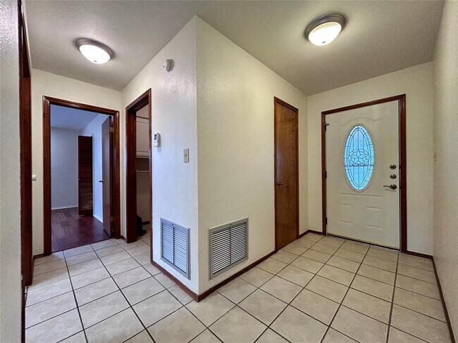 Building Photo - 57 Woodcreek Dr