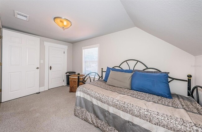 Building Photo - 833 1st St NE