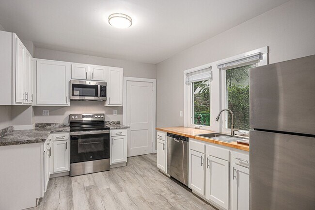 Building Photo - Fully Renovated 3 bed 2 bath home - Ask about our security deposit alternative!