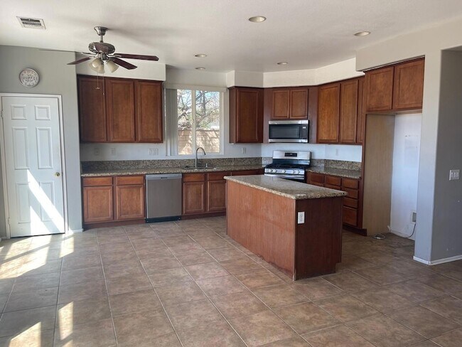 Building Photo - 80085 Peak Forest Dr