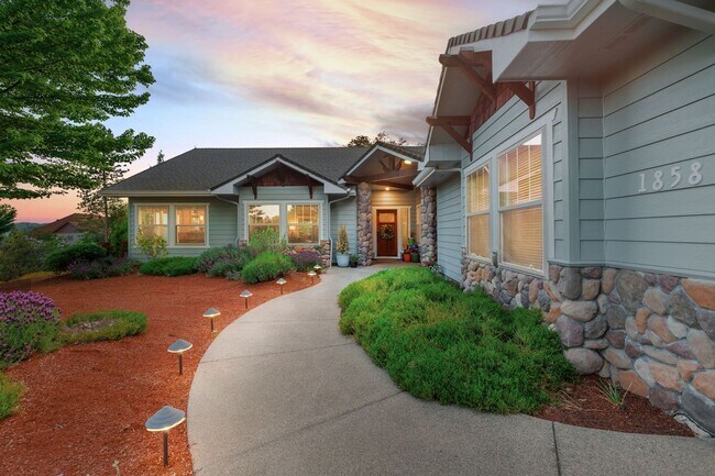 Building Photo - NW Grants Pass, Class, Style and Views!!!