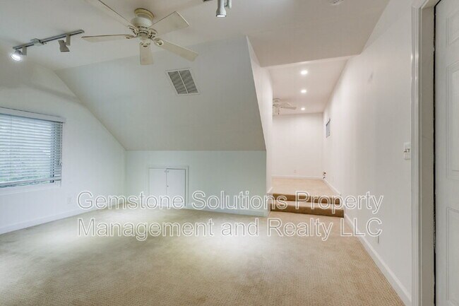 Building Photo - 221 Adams Ct