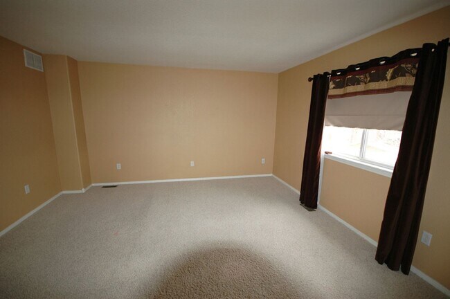 Building Photo - Spacious 4 Bedroom Home with Finished Basement, Vaulted Ceilings & Huge Fenced Yard
