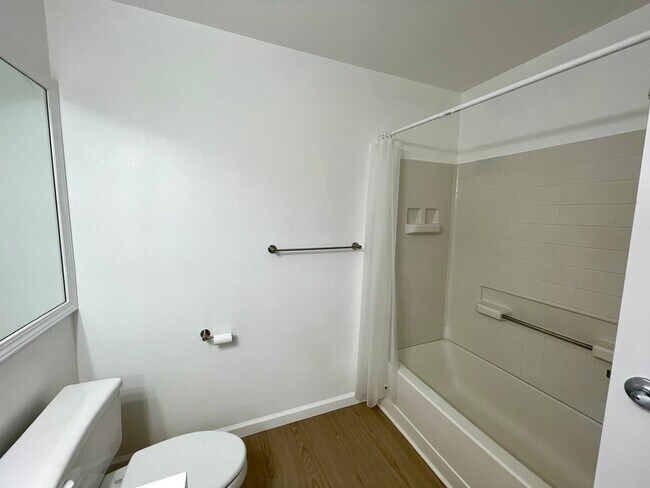 Building Photo - Discover a refreshed 2-bedroom, 2-bathroom residence in Mililani Mauka, complete with 2 parking s...