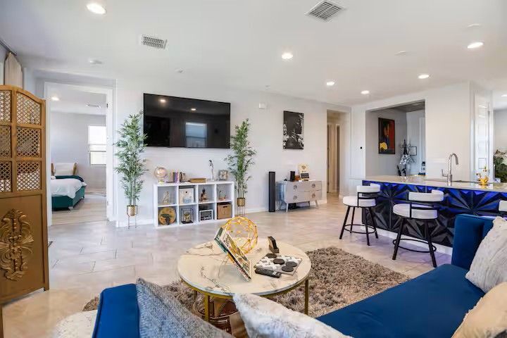 Building Photo - 8908 W Solano Dr