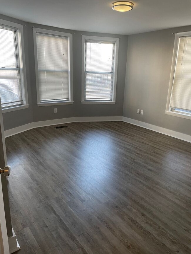 Building Photo - Southie 4 Bed Available 9/1/26