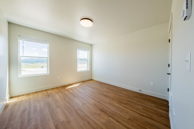 Building Photo - 1 bed 1 bath Modern Apartment - 916 sqft (First month HALF off)