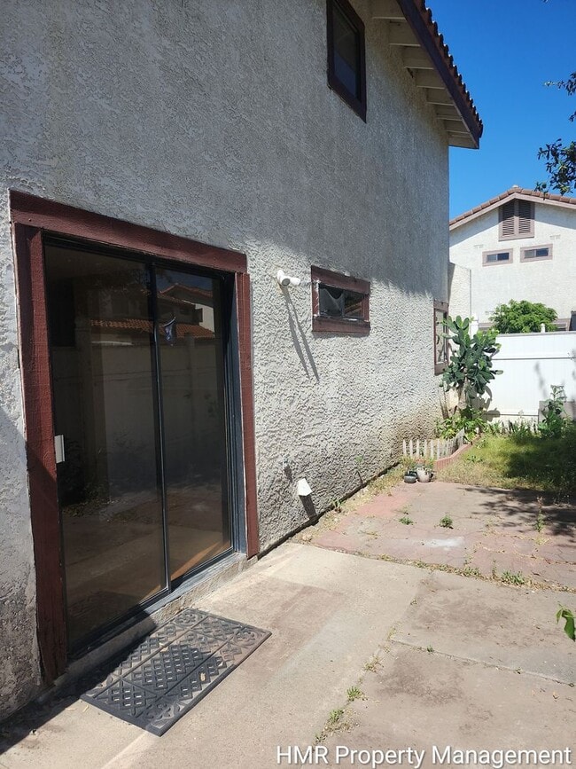 Building Photo - Spacious Town House