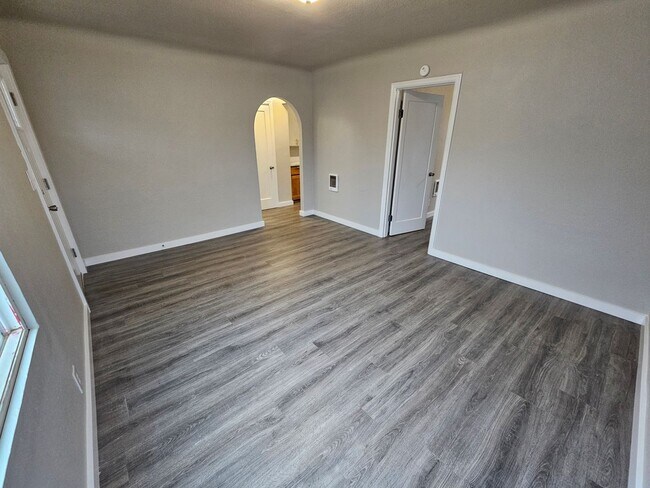 Building Photo - 4th St Duplex