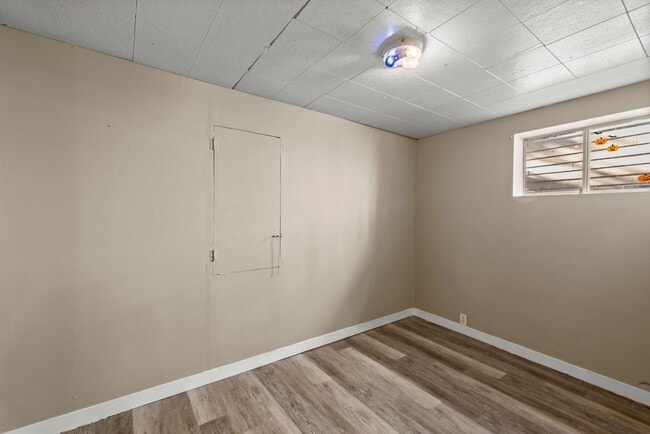 Building Photo - Private Room in Spacious 7-Bedroom, 3-Bath...