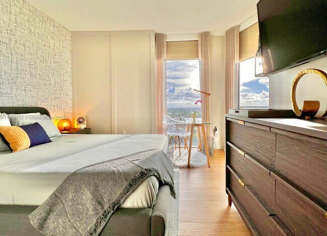 Building Photo - 1010 SW 2nd Ave