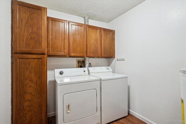 Building Photo - Spacious 2BD, 2BA Condo with Bonus Flex Room