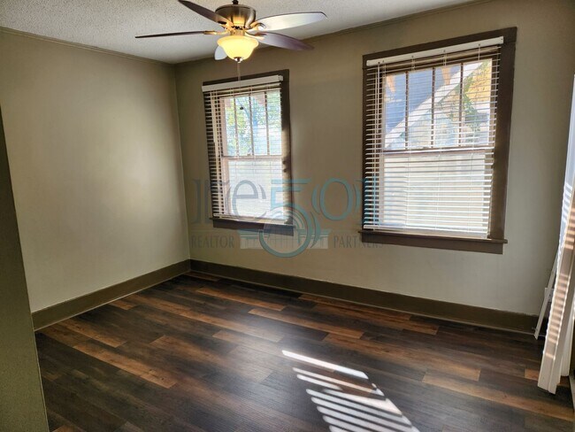 Building Photo - Historical 3 Bedroom 1 Bathroom!