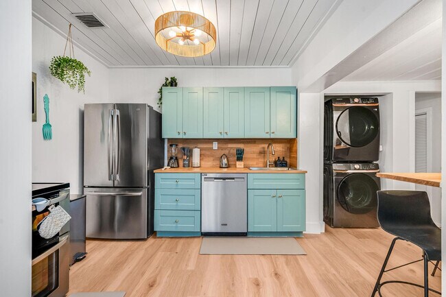 Building Photo - 1336 NE 14th Ave