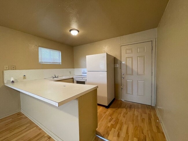 Building Photo - 745 Rosedale Dr