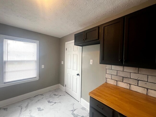 Building Photo - 124 Eastwood Ave