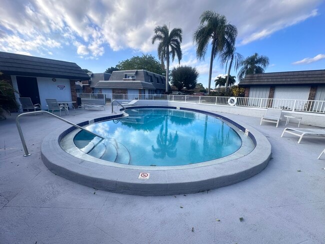 Building Photo - 423 Pine Tree Ct