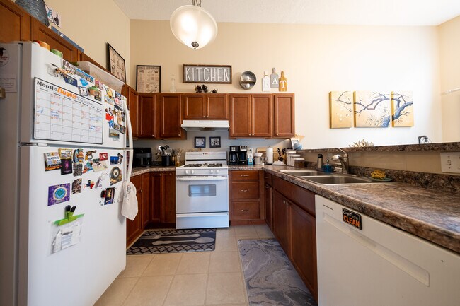 Building Photo - 4222 Goldenrod Ln N