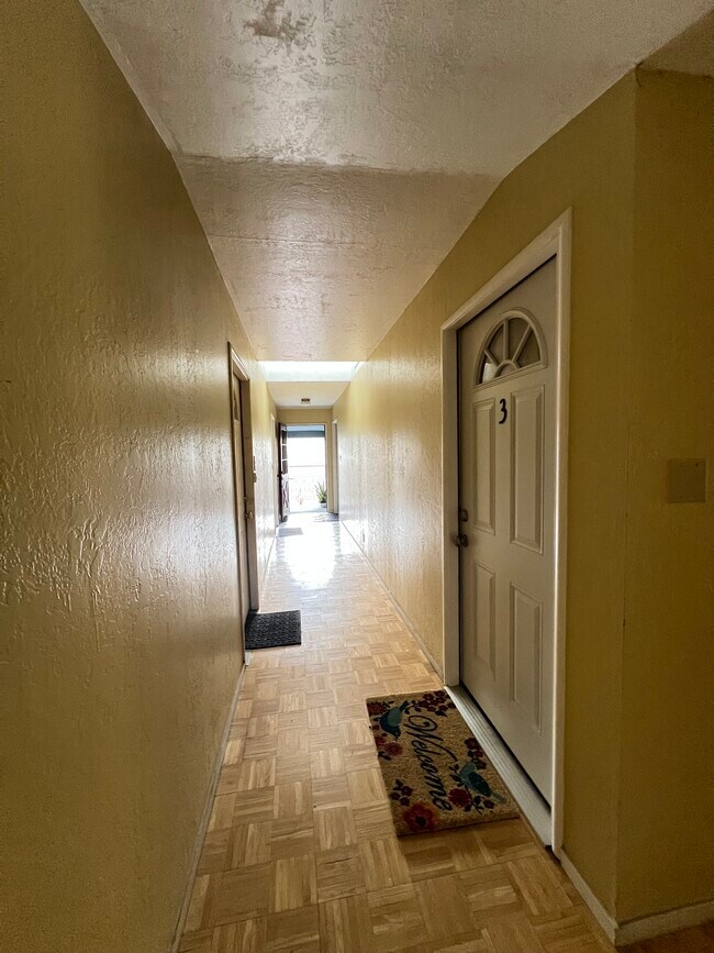 Building Photo - 225 N Cloverdale Blvd