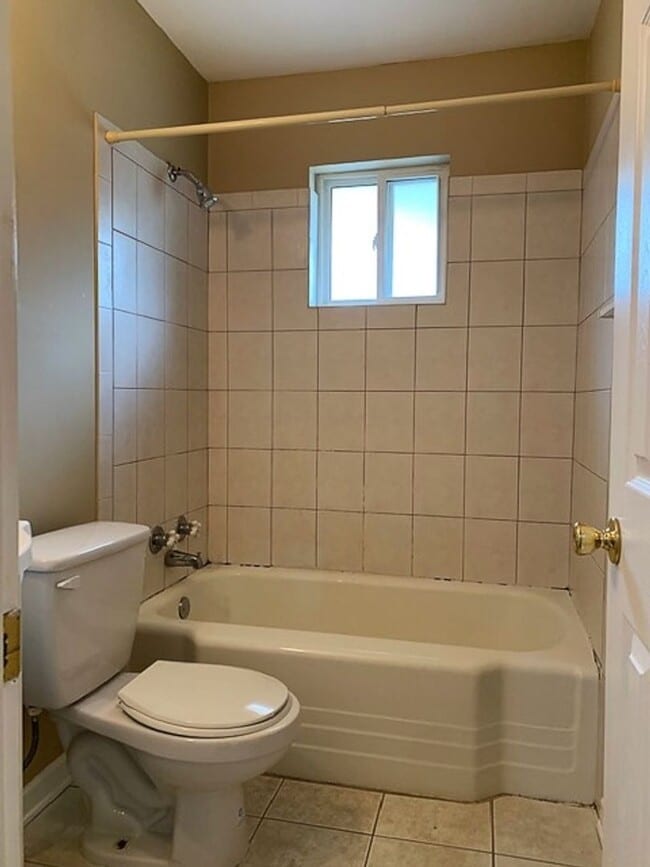 Building Photo - 2 bedroom/1 bath Condominium in a Gated Community