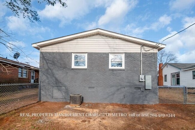 Building Photo - A Cozy Rock Hill Retreat Close to It All