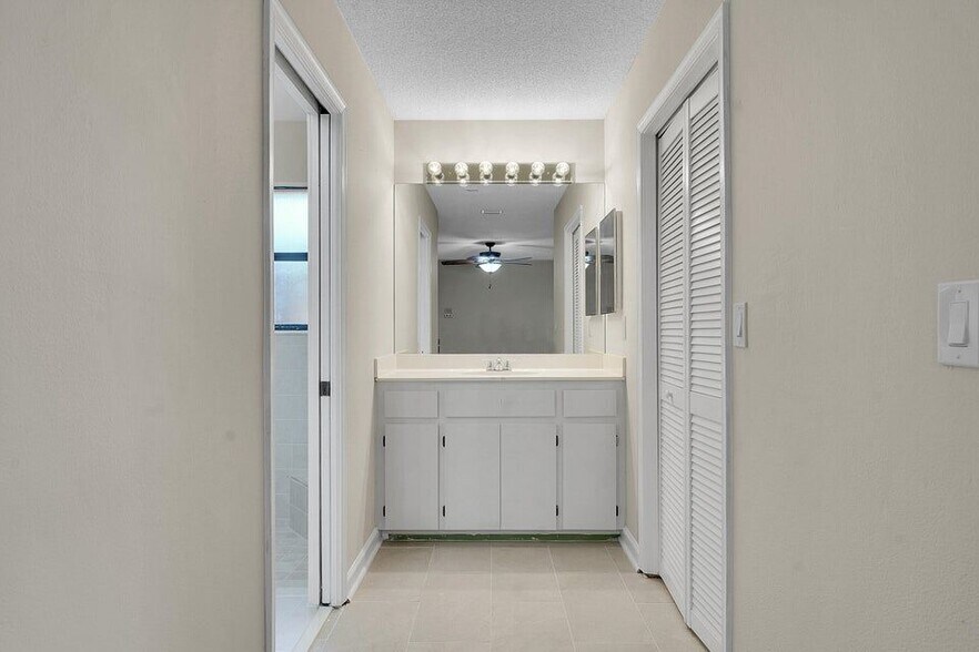 Building Photo - 614 Azure Ave