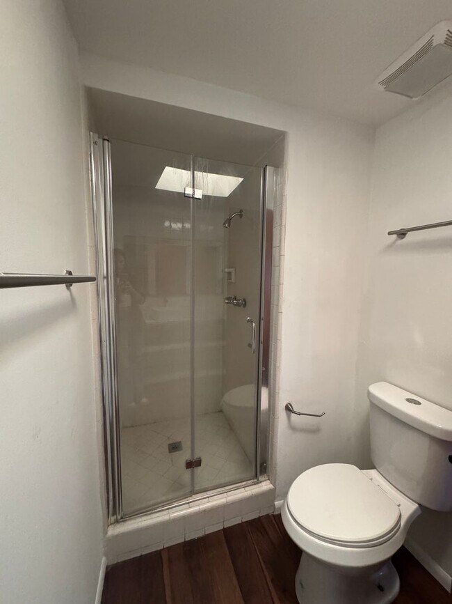 Building Photo - Charming 3bd 2ba apartment