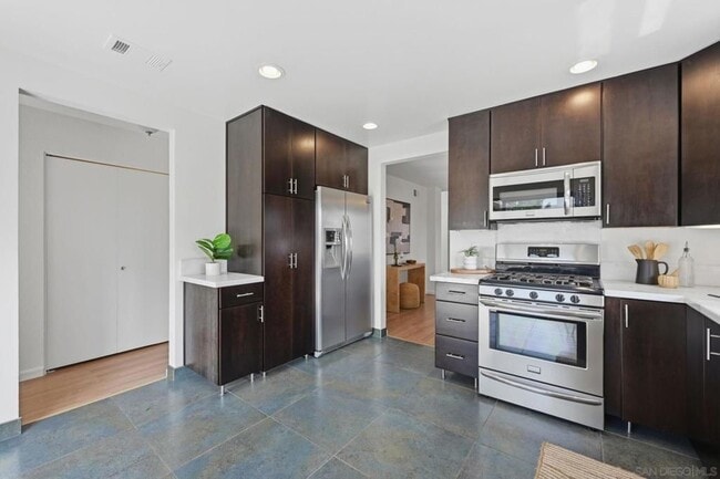 Building Photo - 867 Hollyhock Ct