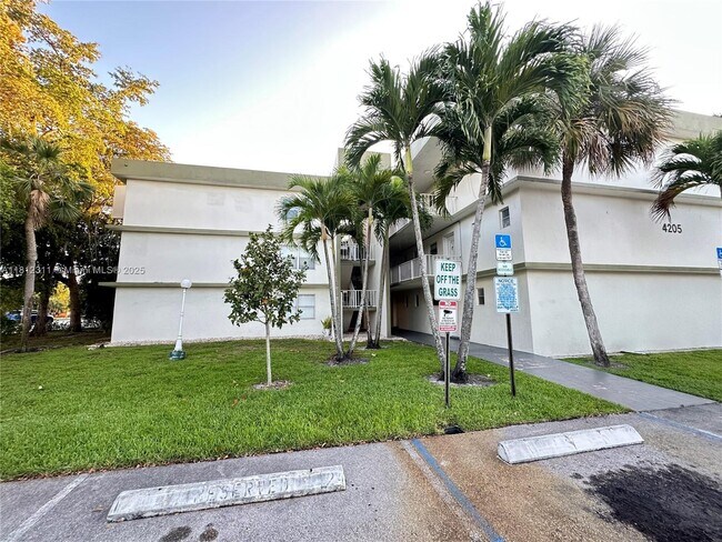 Primary Photo - 4205 N University Dr
