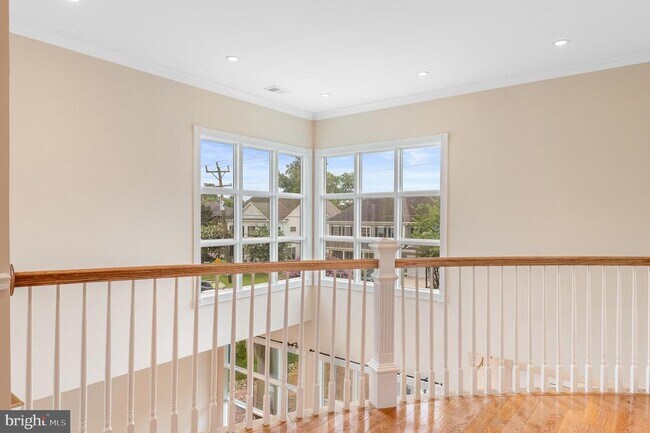 Building Photo - 5905 Lone Oak Dr