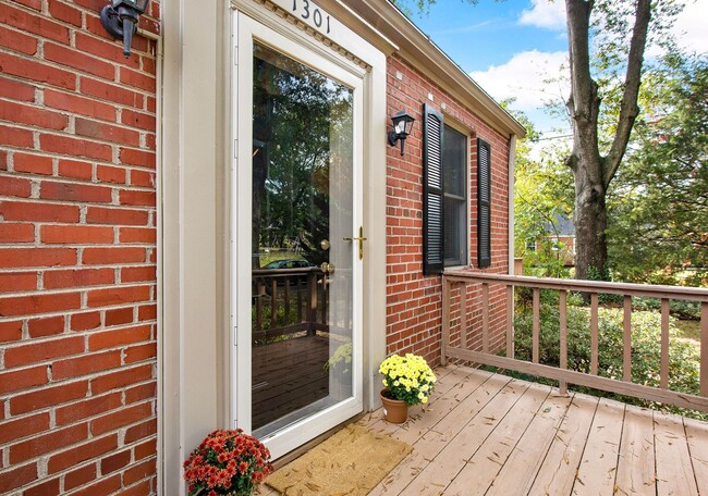 Building Photo - 2 Bedroom Home off of Monument Ave with Great Move-In Special!! ***Available Early September***