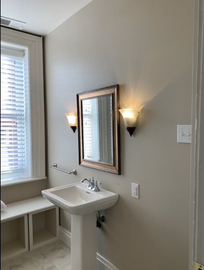 2nd Floor Bath - 1339-2 W North Ave