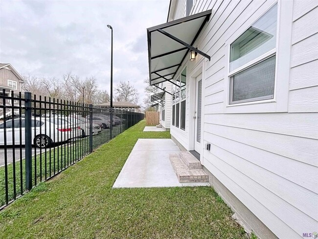 Building Photo - 2 Bedroom Townhome near LSU available July...