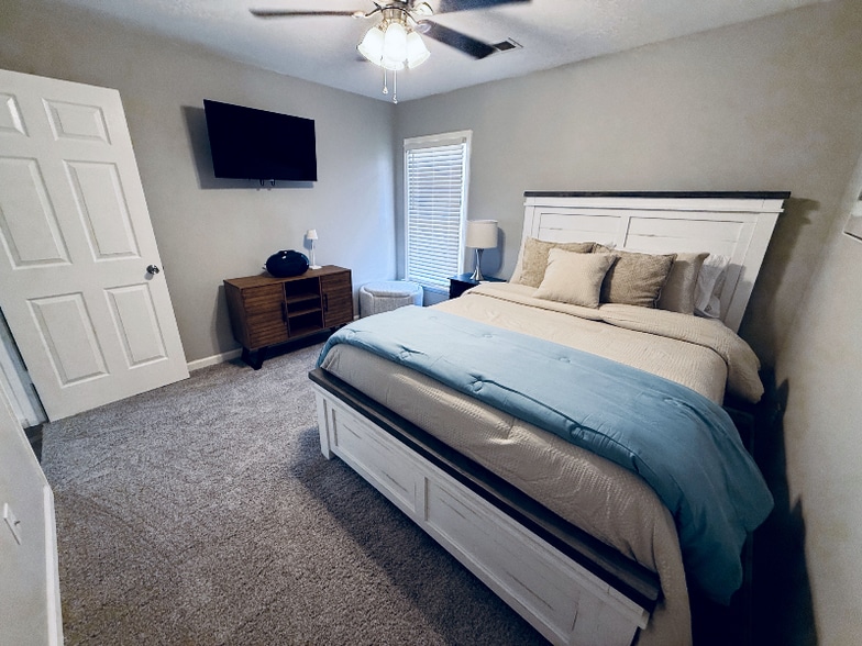 Building Photo - 1958 Bohemia Dr