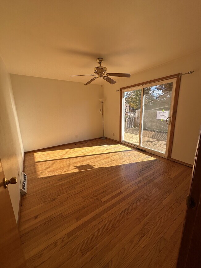 Building Photo - 1112 E Memorial Dr