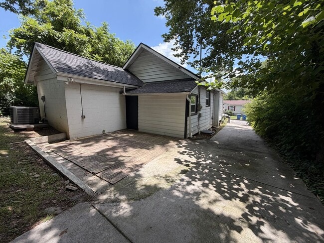 Building Photo - 206 Olive St