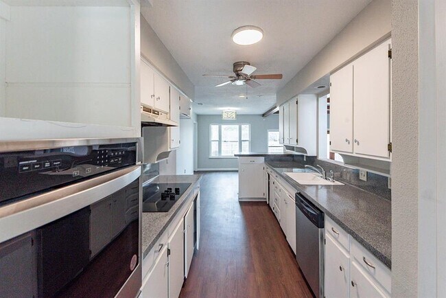 Building Photo - 228 Plainview Dr