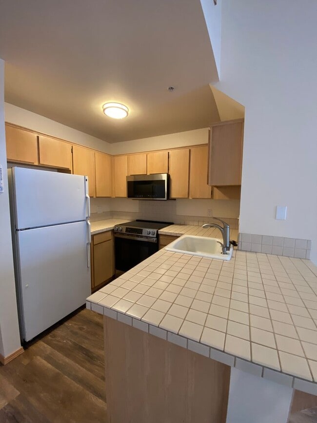 Building Photo - 2 bedroom | 2 Bath Condo in Hood River