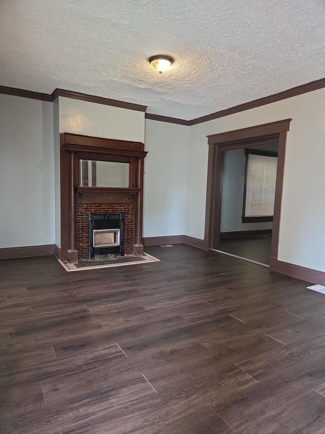 Building Photo - Great 4 bed 1.5 bath with detached garage ...