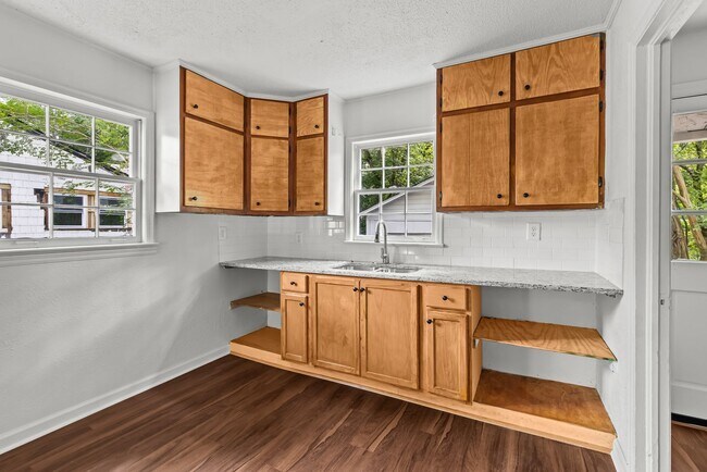 Building Photo - Charming 3 Bedroom, 2 Bathroom house