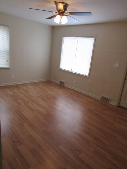 Building Photo - 2284 Hiawatha Park Dr