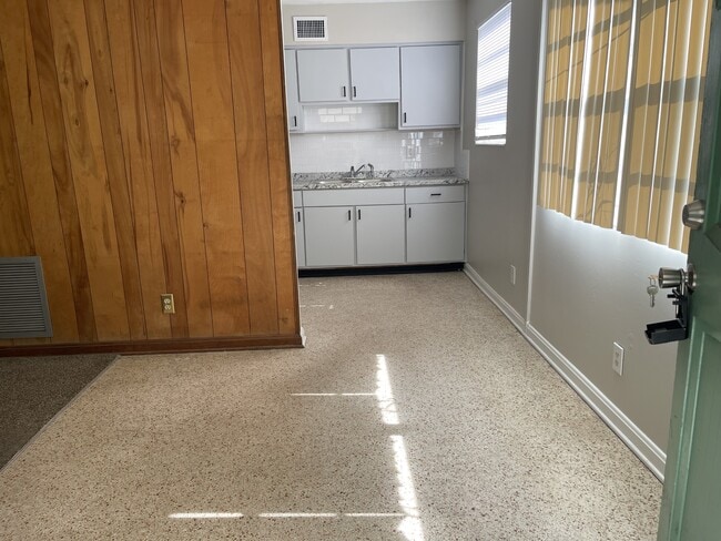 Building Photo - 2909 Collier Ave