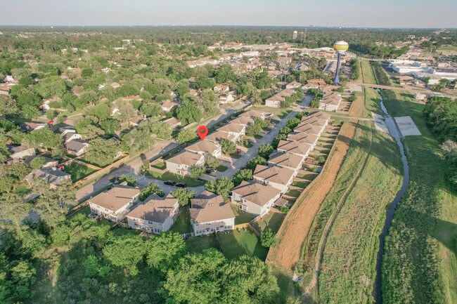 Building Photo - 17230 Oakwood Chase Dr