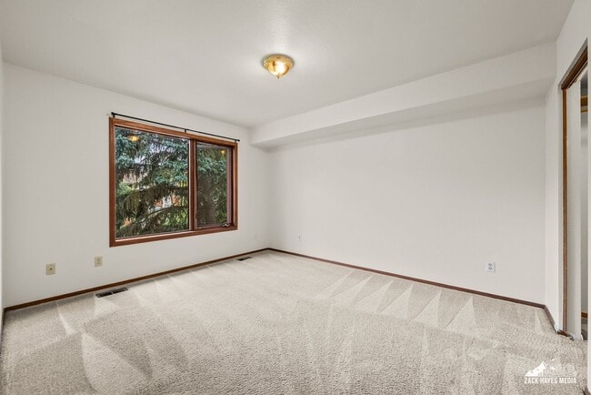 Building Photo - 7242 Foxridge Cir