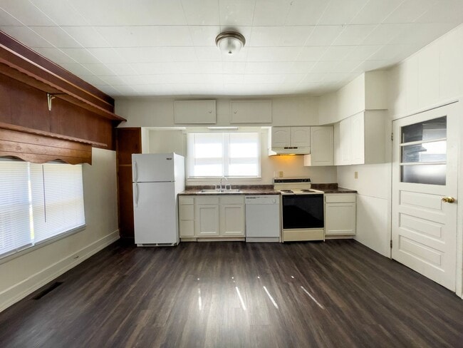 Building Photo - Recently Renovated