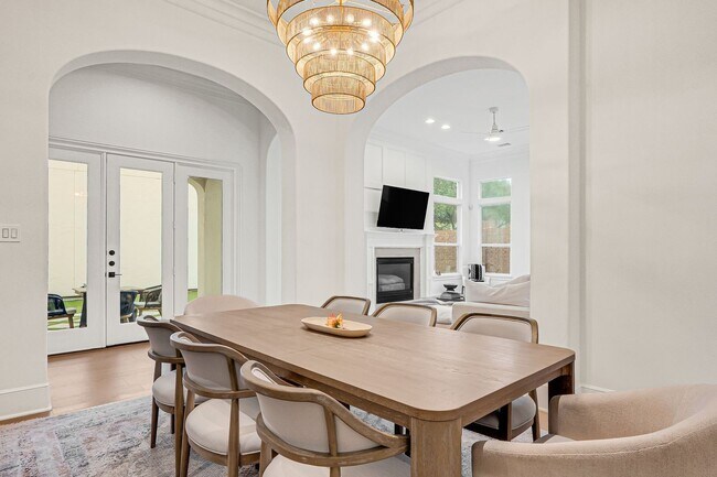 Building Photo - 2706 Tudor Manor